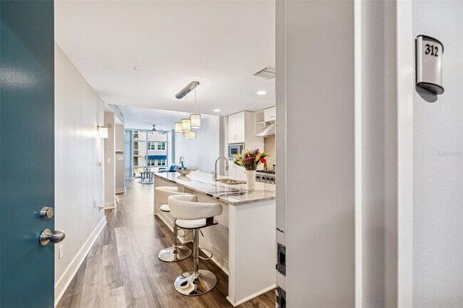 Building Photo - 1120 E Kennedy Blvd