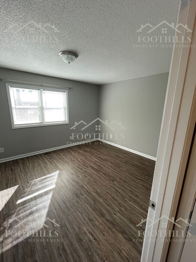 Foto del edificio - 2-Bedroom Home with Fenced Backyard and Ap...