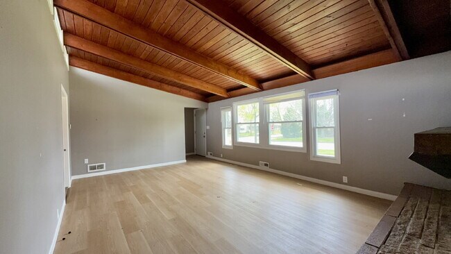 Building Photo - Beautifully remodeled 3 bedroom, 1.5 bath home.