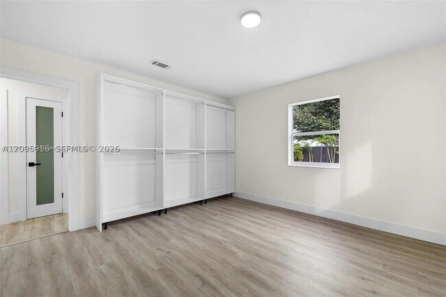 Foto del edificio - 331 W 40th Pl