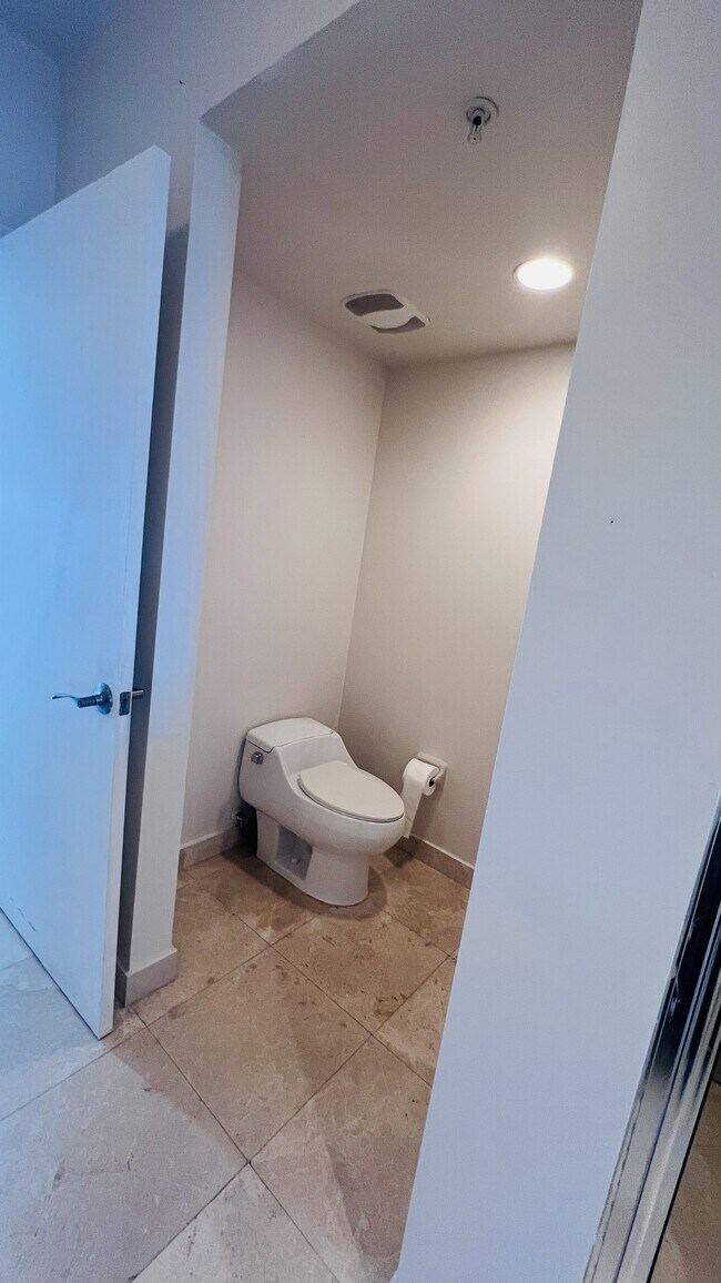 Foto del edificio - 15051 Royal Oaks Ln