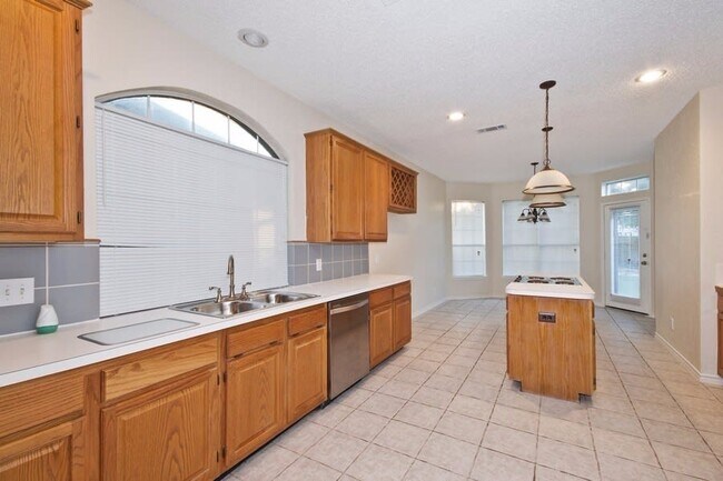 Foto del edificio - 6120 Pinwood Cir