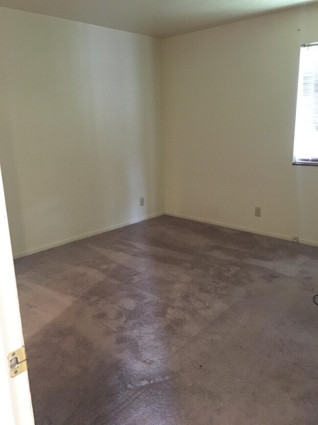 Foto del edificio - 12 Meadow Ln