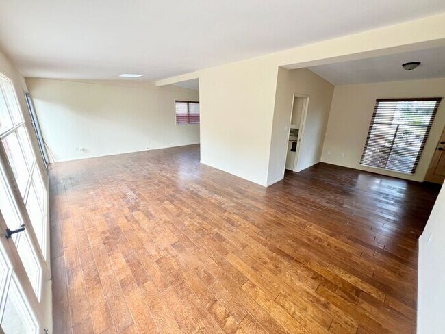 Foto del edificio - 3 Bedroom/2 Bathroom in Clairemont Located on a cul-de-sac with beautiful views of Mt. Soledad