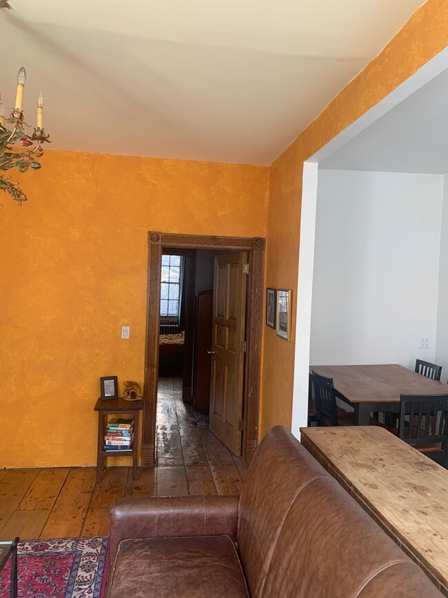 De la sala de estar al dormitorio - 739 Greenwich St