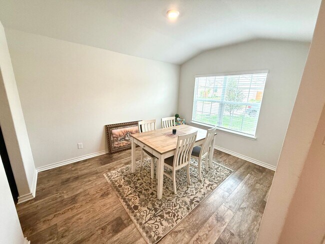 Building Photo - **APPLICATION RECEIVED** AVAILABLE NOW! FU...