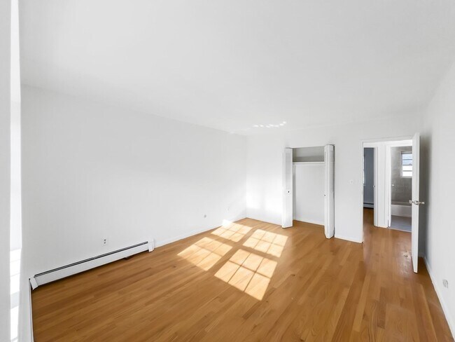 Foto del edificio - 8 Robinwood Ave
