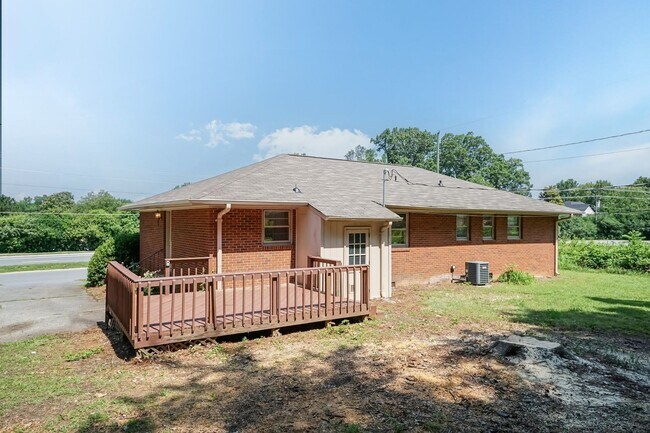 Building Photo - Spacious 3 Bed, 2 Bath Home with Open Floo...