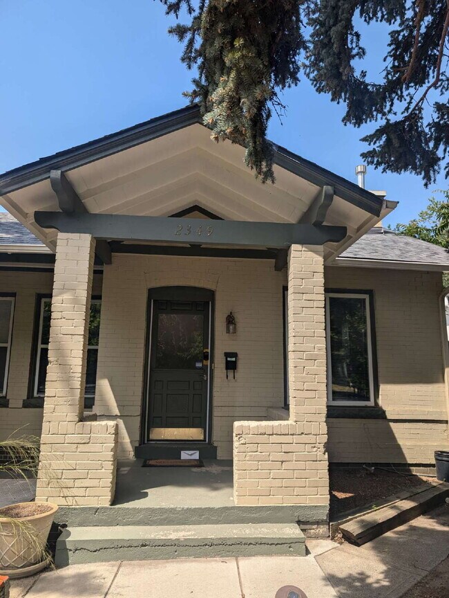 Building Photo - "Charming 2-Bedroom Haven in the Heart of ...