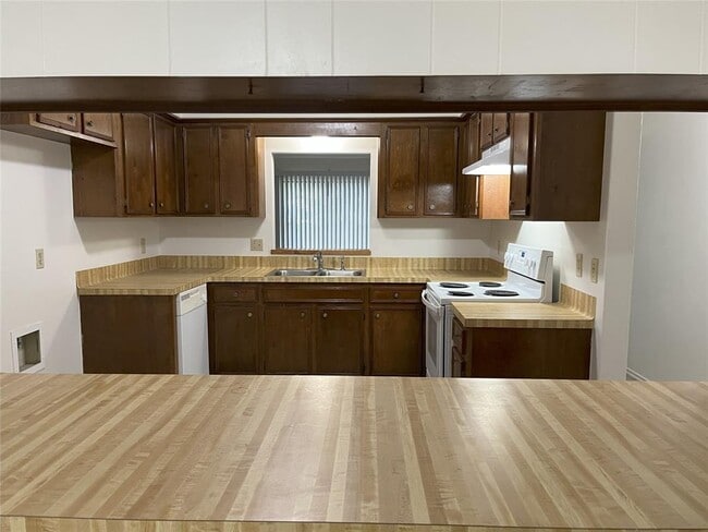 Building Photo - 26 Summer Crest Cir