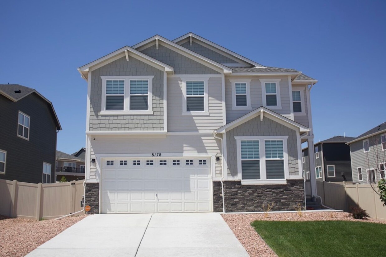 Foto principal - Almost New 2 Story Home off of Bradley and...