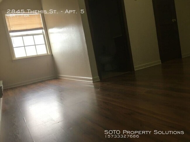 Building Photo - 1BD/1BA Updated 3rd Floor Apartment