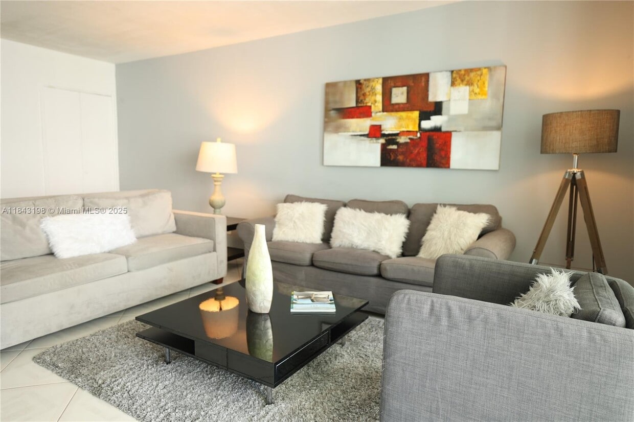 Primary Photo - 5151 Collins Ave