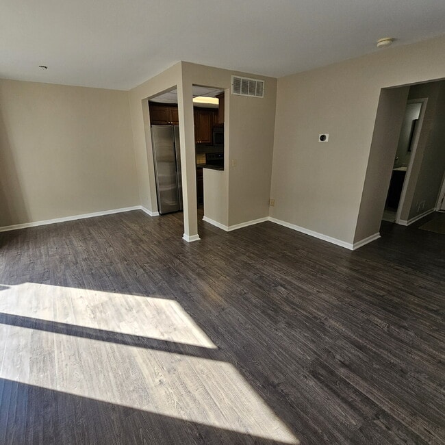 Building Photo - Spacious End Unit 2 Bedroom Condo with 2.5...