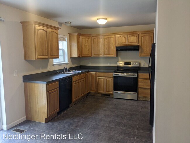 Building Photo - 3 br, 2.5 bath House - 215 Crown Court