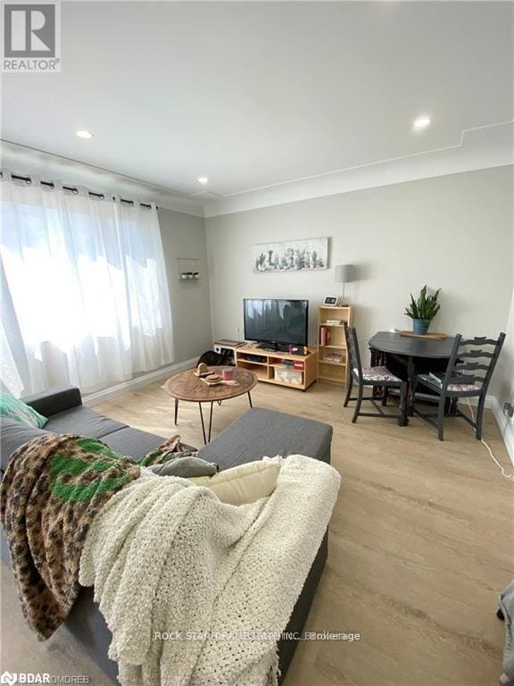 Building Photo - 889 Fennell Ave E