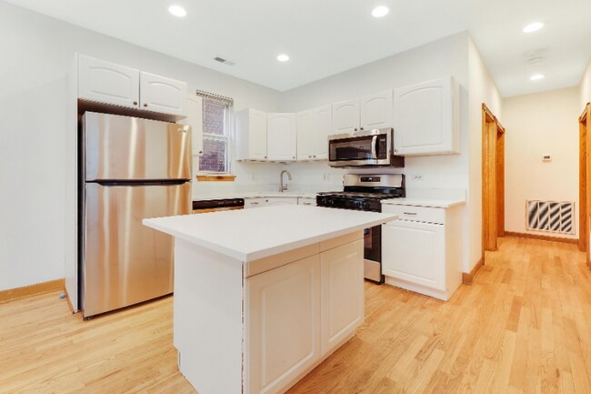 Foto del edificio - 2425 N Greenview Ave