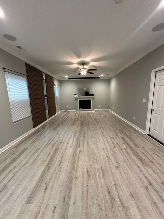 Building Photo - Spacious and beautifully designed home wit...