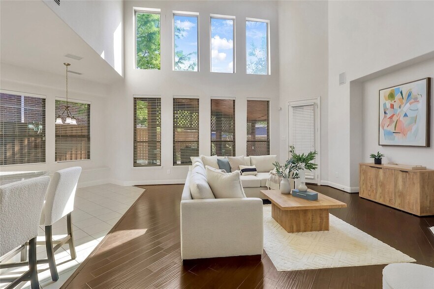 Foto principal - 8730 Isaac St