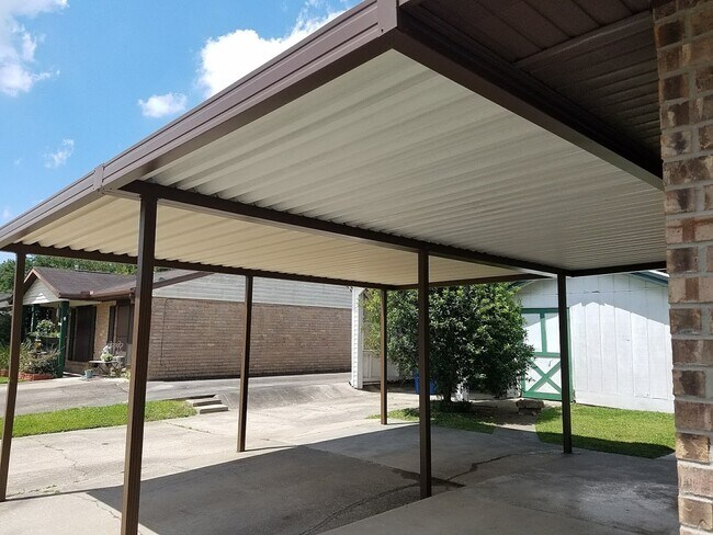 Building Photo - Updated home off Ambassador