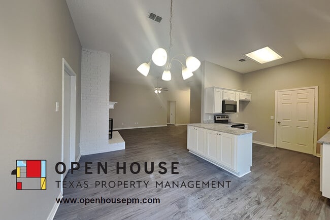Building Photo - 5550 Northfield Dr, Fort Worth
