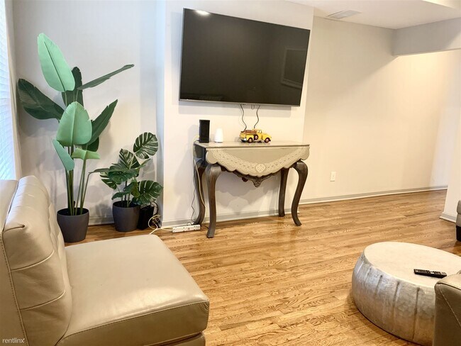Building Photo - Room for Rent, 3 bath Duplex - 96 McMillen...