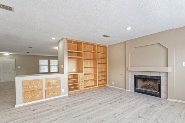 Building Photo - 2 Weeks FREE RENT 1st Month !!