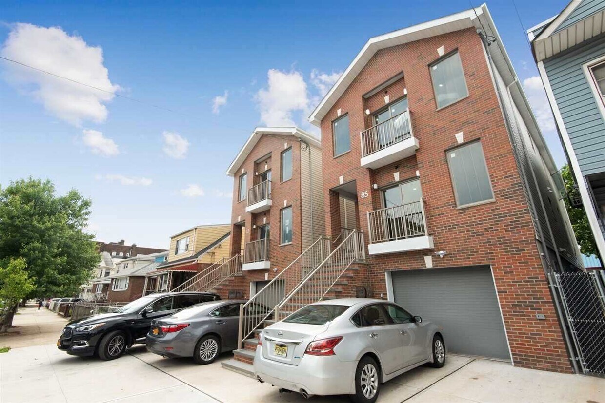 Primary Photo - 85 Corbin Ave