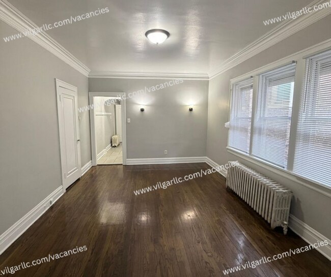 Foto del edificio - 3 Large Bedrooms • 1 Full Bathroom. A clean, spacious home ready for immediate move-in.