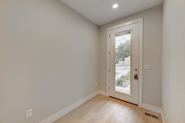 Foto del edificio - $3,900 - 4 Bed, 3.5 Bath Updated Townhome ...