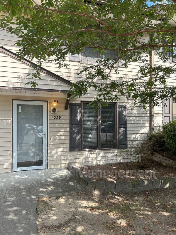 Building Photo - 1039 Rock Knoll Ct