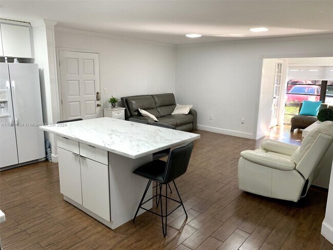 Foto del edificio - 4990 NW 102nd Ave