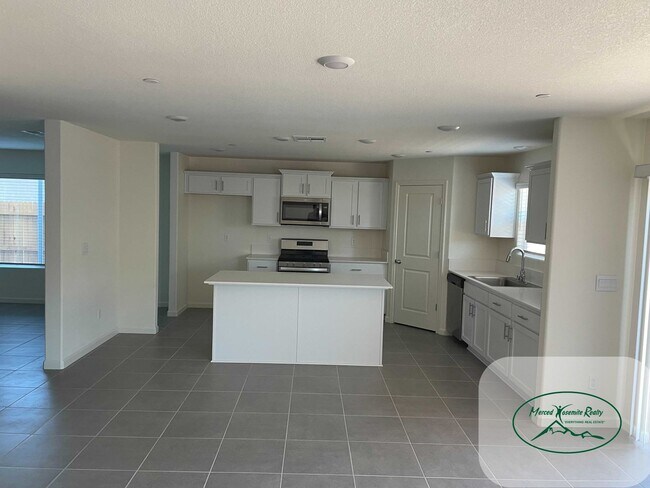Building Photo - Stunning 5-bedroom, 3-bathroom home in des...