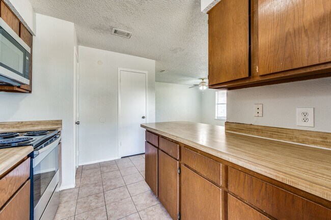 Building Photo - 2 Bedroom in Irving With Large 2 Car Garage!