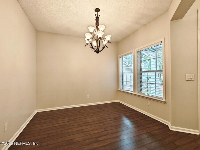 Foto del edificio - 6176 Casterbridge Rd