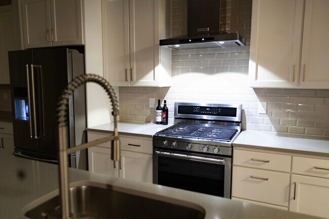 Refrigerador KitchenAid, cocina de gas, campana extractora - 2863 W 69th Ave