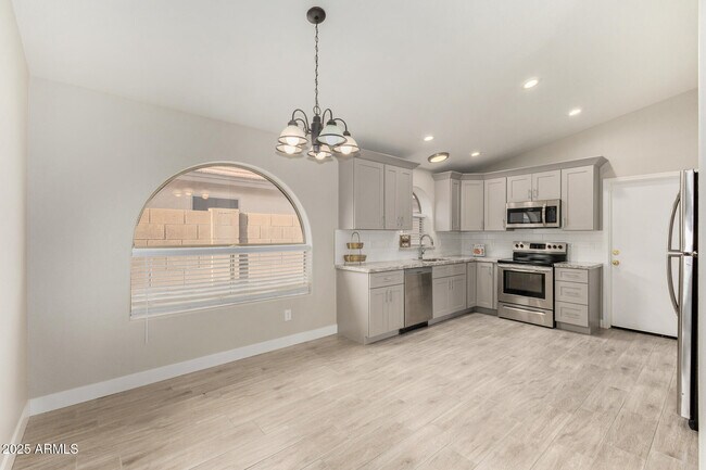 Building Photo - 911 E Lovegrass Dr