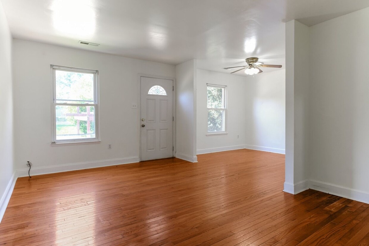 Primary Photo - Move In Ready Townhome in Gaithersburg!