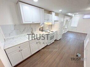Building Photo - 910 N 41st St