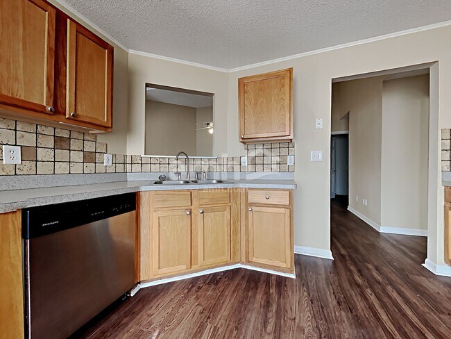 Building Photo - 211 Mystic Holw