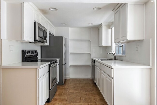 Foto del edificio - Spacious Condo for Rent - Your Perfect Hom...