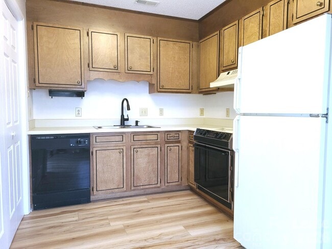 Foto del edificio - 2016 Oakdale Rd