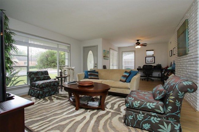 Building Photo - 9806 Cedardale Dr