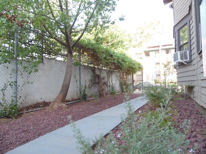 Building Photo - 4350-4360 1/2 Willow Brook Ave