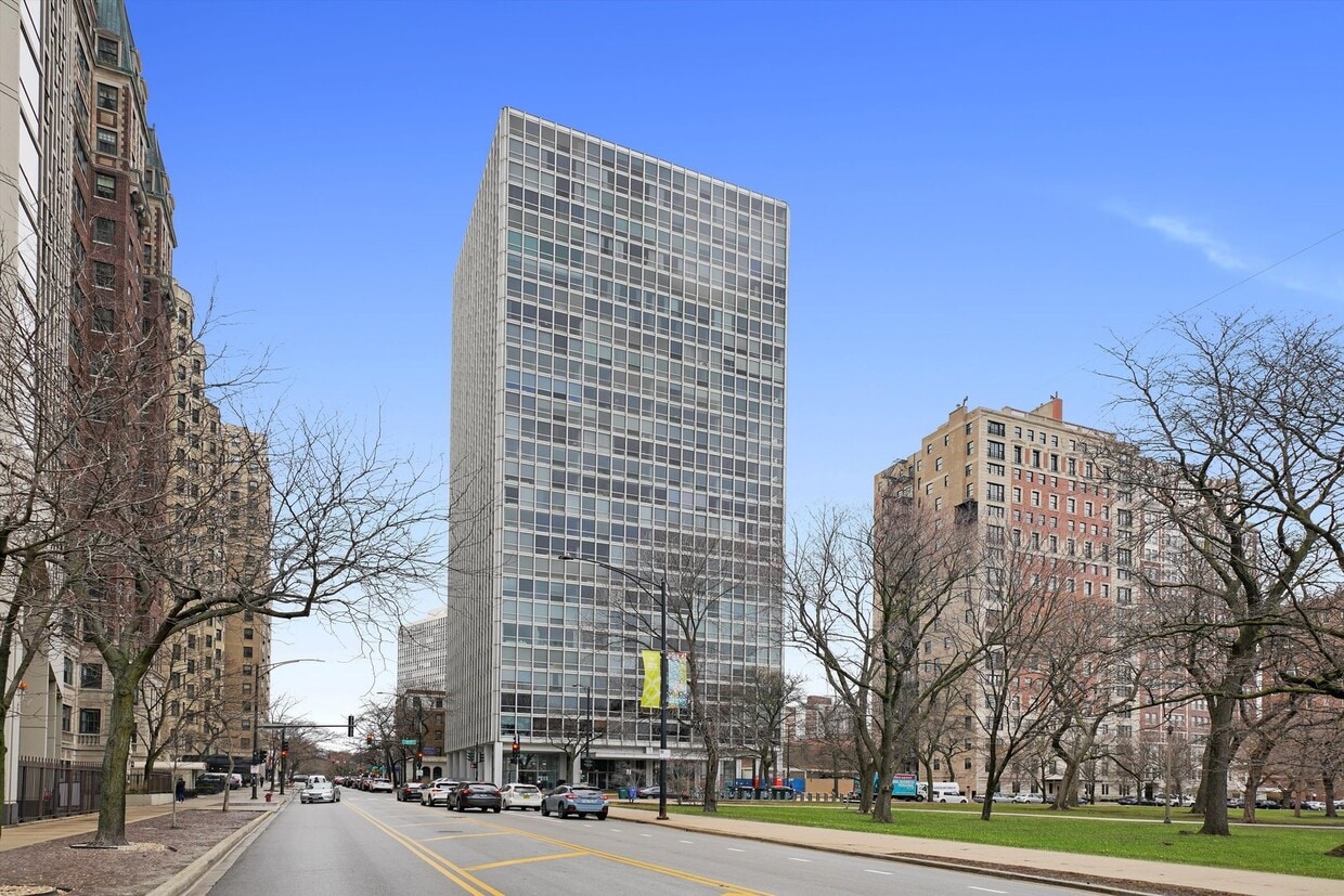 Foto principal - 2400 N Lakeview Ave