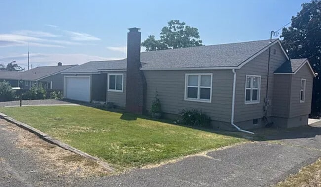 View of 2nd driveway, Garage, and additional street side parking. - 501 W Grandview Ave