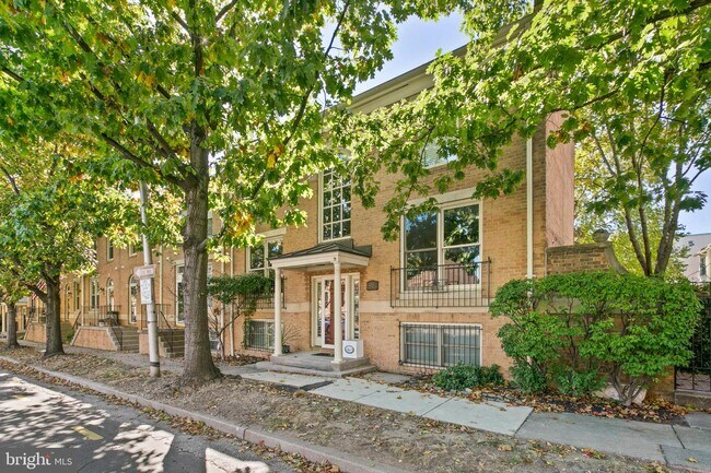 Building Photo - 1202 S Potomac St