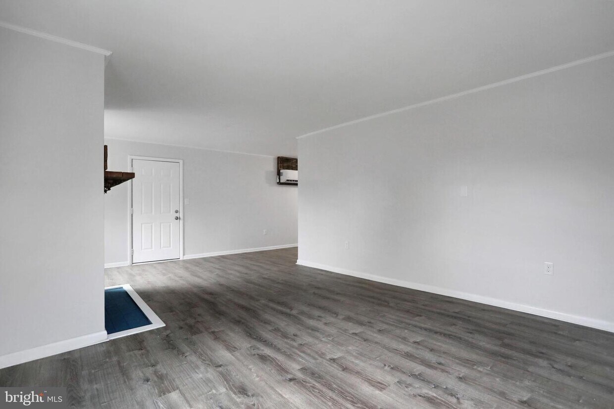 205 S Princess St Unit 101, Shepherdstown, WV 25443 Room for Rent in