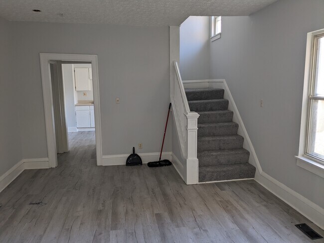 Building Photo - 1047 Oakwood Ave