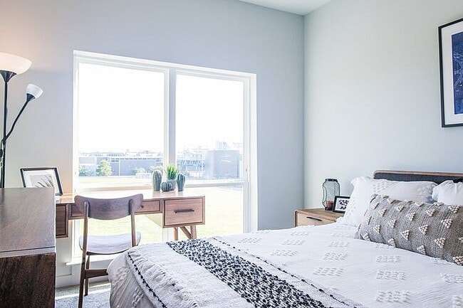 Escritorio iluminado por el sol frente a tres acres de espacio verde. - The Parkside Fishtown